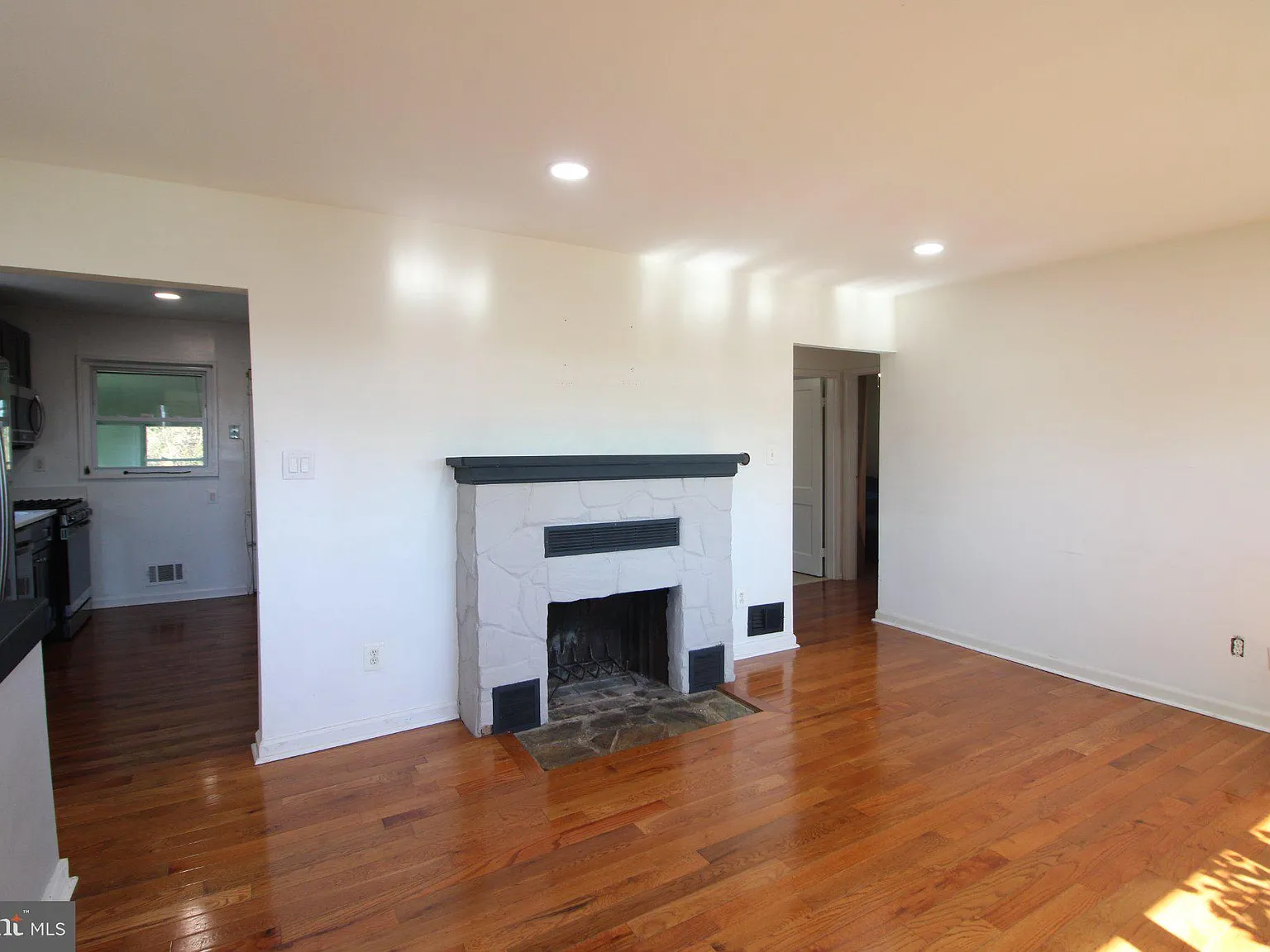 3 bed, 2.0 bath, 1784 sqft, $3,600 — Photo 3