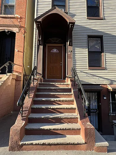 220 Bay St #1 Photo 1