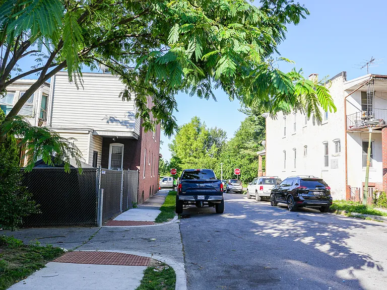 Clarence Ave — Photo 27