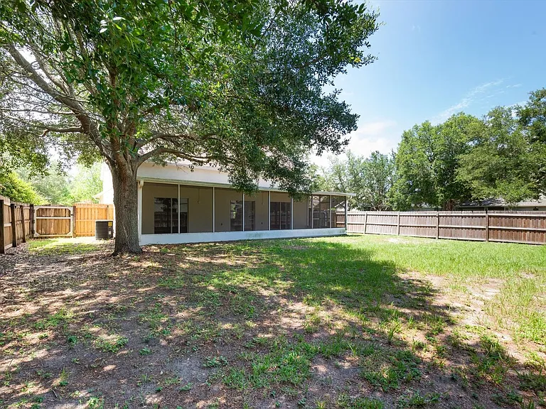 10825 Newbridge Dr — Photo 37