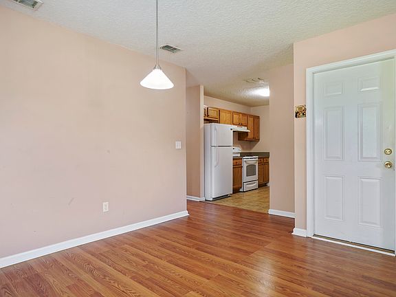 3rd image of 445 Pecan St