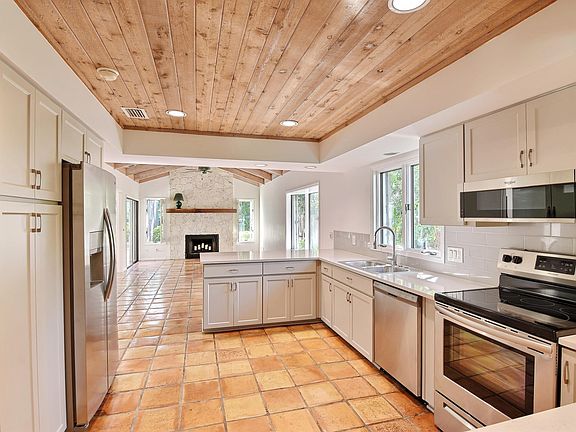 3rd image of 1012 Casseekey Ln