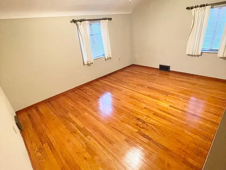 225 Alries St — Photo 7