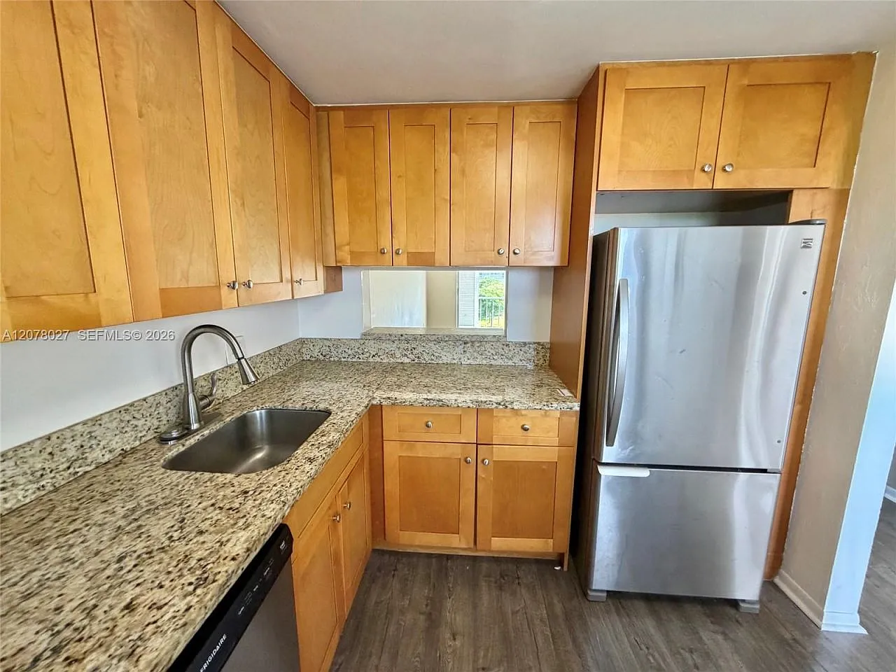 1 bed, 1.5 bath, 775 sqft, $1,500 — Photo 2