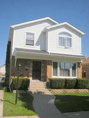 8113 S Whipple St photo 1