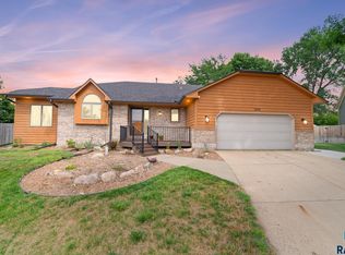 1009 N Richmond Cir, Sioux Falls, SD 57103