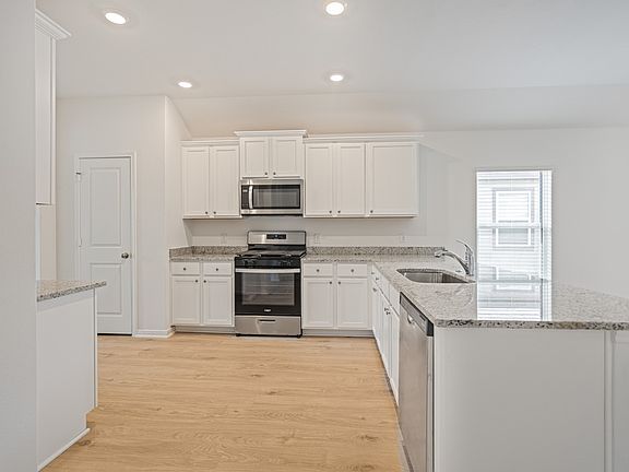The kitchen comes with a full suite of energy-efficient appliances!