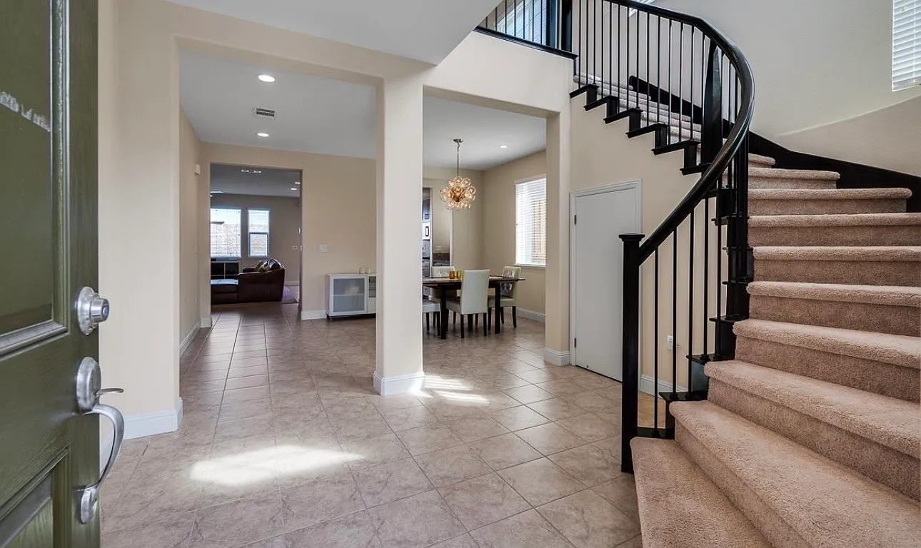 5 bed, 2800 sqft, $4,500 — Photo 3