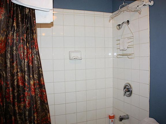 Very well kept shower/tub