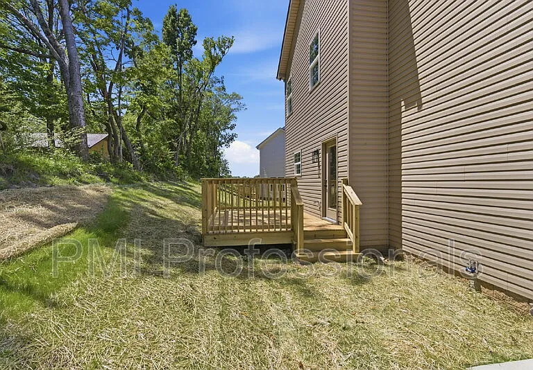 408 Legions Ct — Photo 25