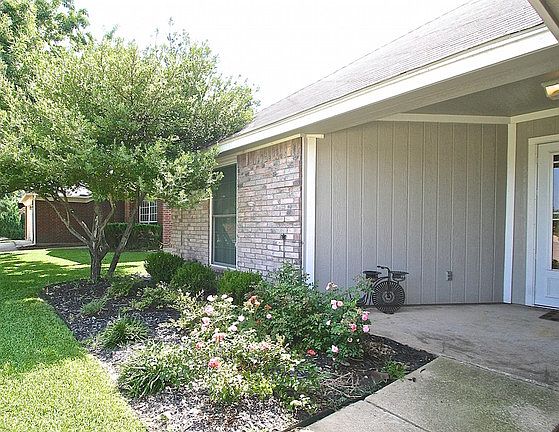 2nd image of 953 Paddington Dr E