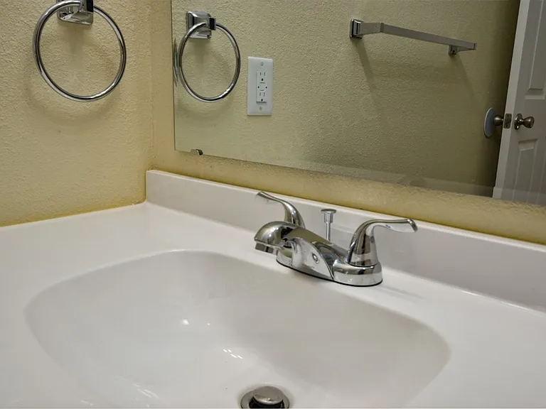 406 Judy St — Photo 2