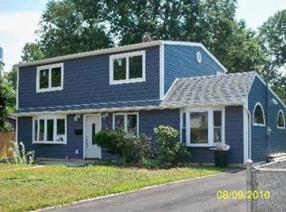 24 Periwinkle Rd, Levittown, NY 11756