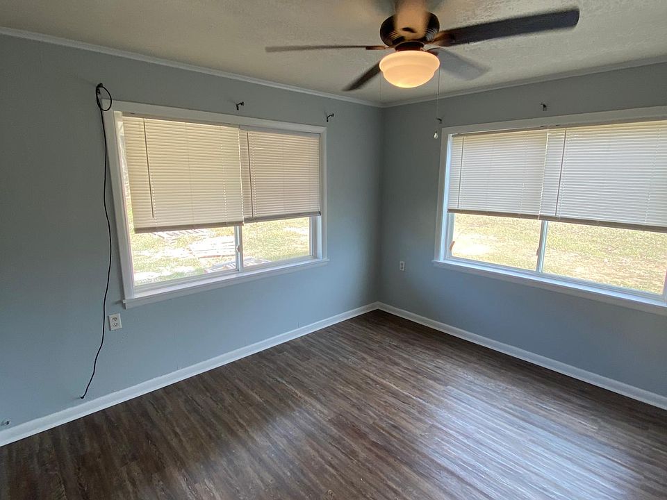 similar bedroom without clutter