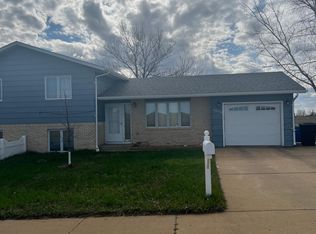 1032 6th Ave SE, Dickinson, ND 58601
