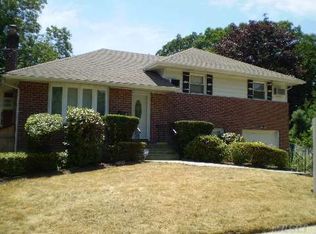 7 Lourae Dr, Massapequa Park, NY 11762