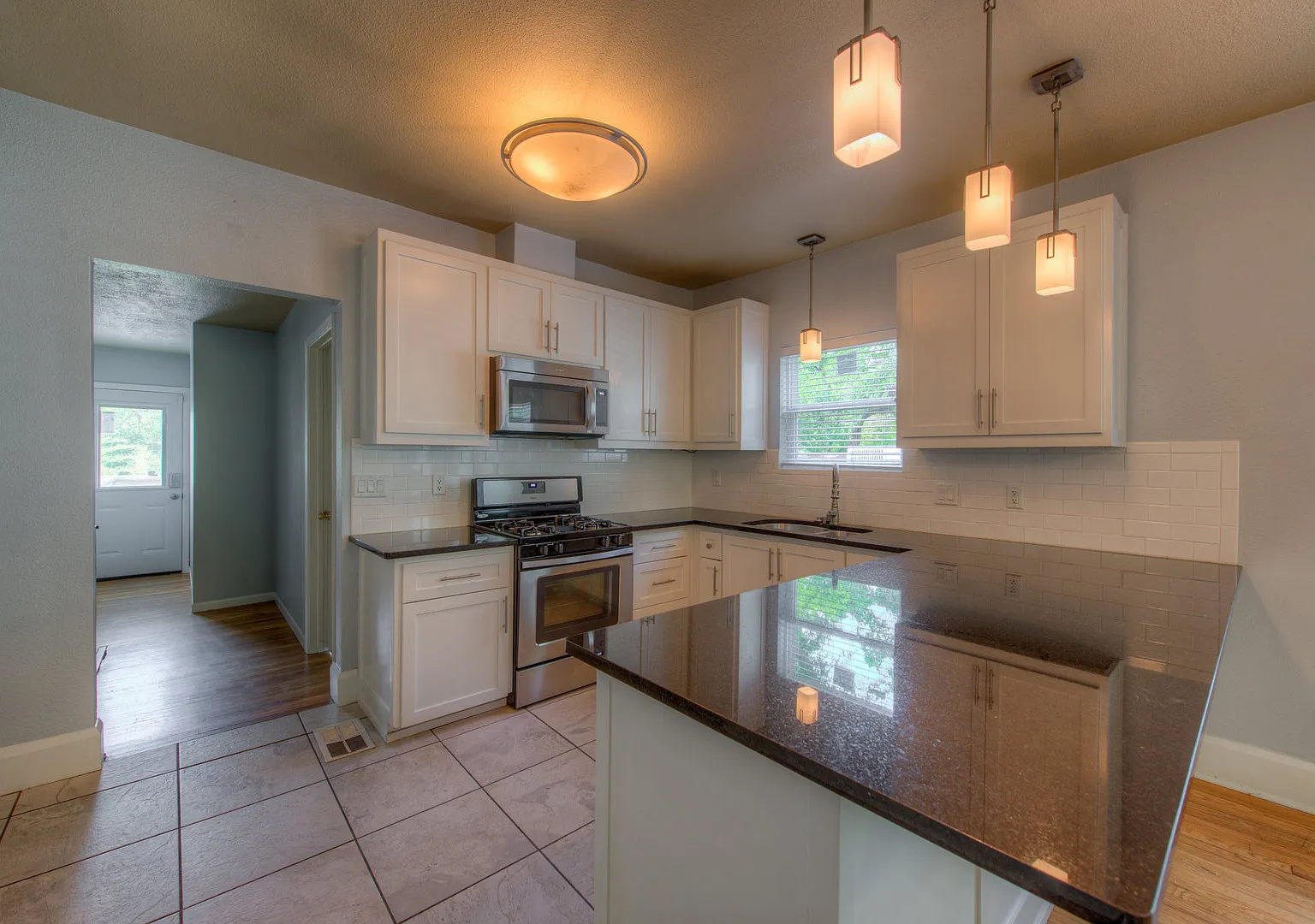 August Ut Pre-Lease: West Campus 5 Bed / 3 Bath Home, Private Backyard, Spacious Living Room — Photo 4