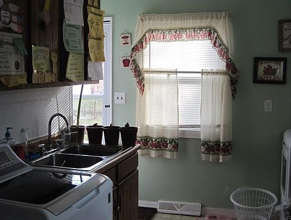 5th image of 2634 Burton St SE