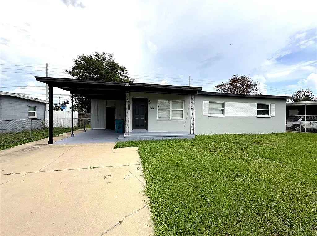 3 bed, 1.0 bath, 1050 sqft, $2,149 — Photo 2
