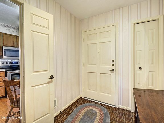 2nd image of 10337 Timberwood Cir
