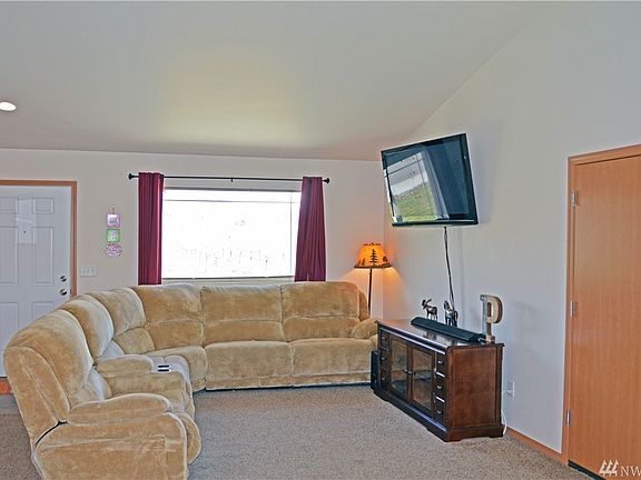 4th image of 292 N Oasis Ave