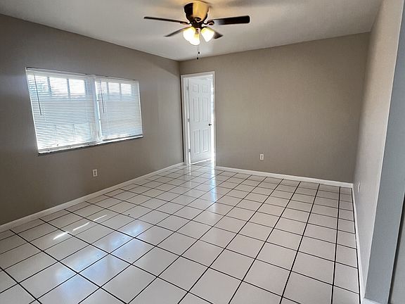 4th image of 609 SE 23rd Pl APT 4