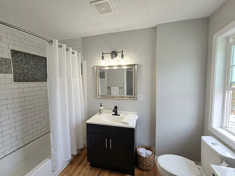 1057 E Whittier St — Photo 7