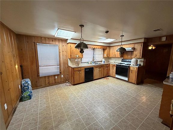 4th image of 10729 Bank St