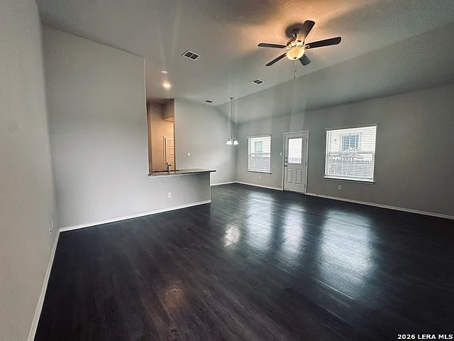 3 bed, 2.0 bath, 2702 sqft, $1,450 — Photo 4