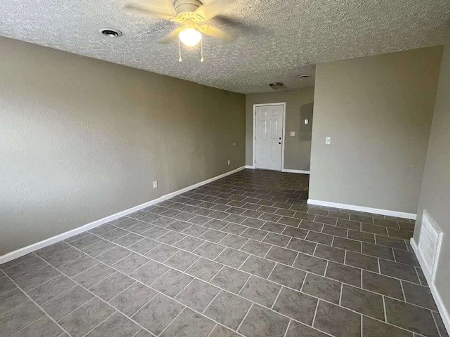 15525 Tampa — Photo 2