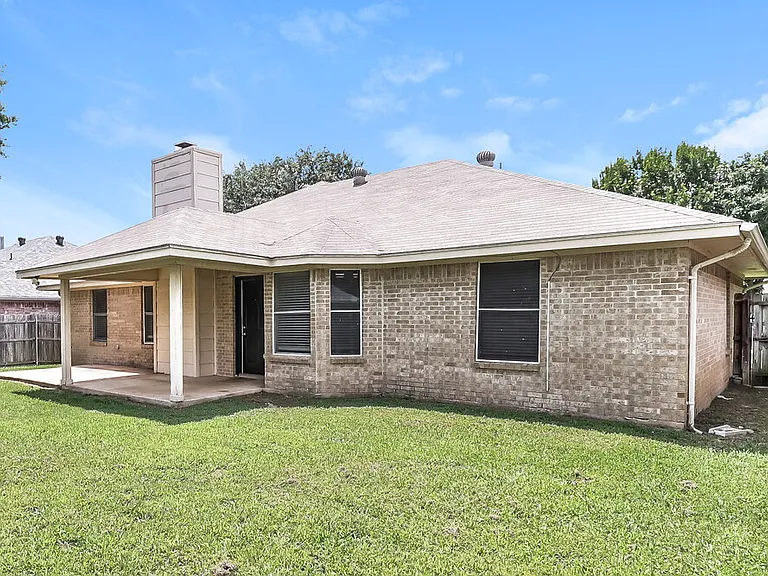 900 Vicksburg Ln — Photo 16