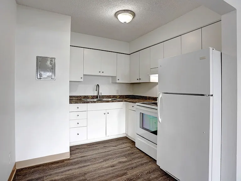 Wayzata Lake Apartments — Photo 33