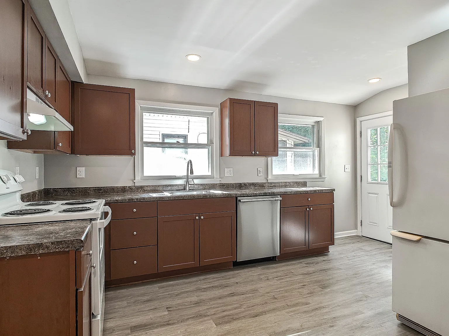 3 bed, 1200 sqft, $1,295 — Photo 3
