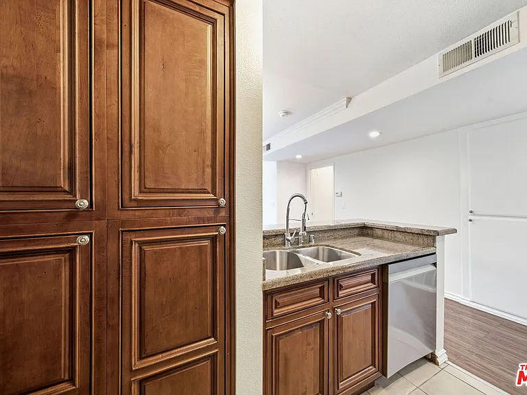 909 N Croft Ave #305 — Photo 6