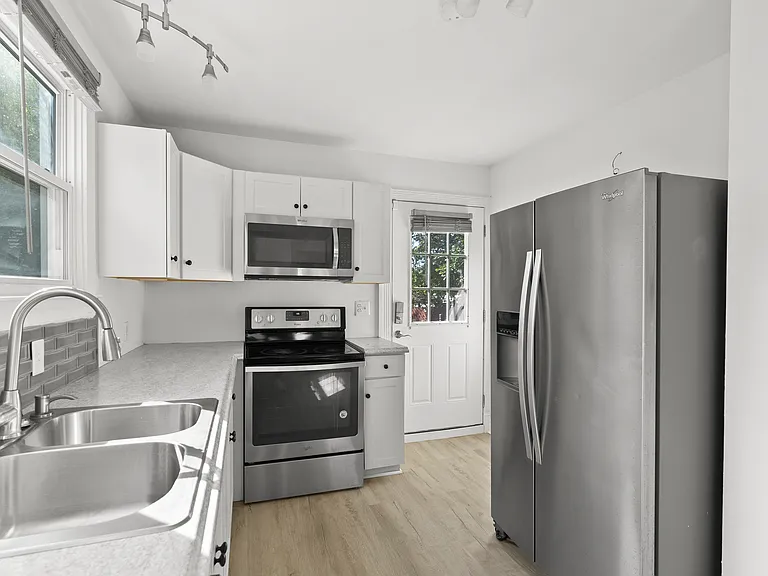 1006 Carlton Ave — Photo 9