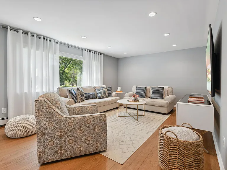 204 Deerfield Ln — Photo 8