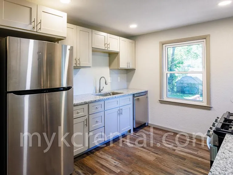 7915 W 59th Ter — Photo 4