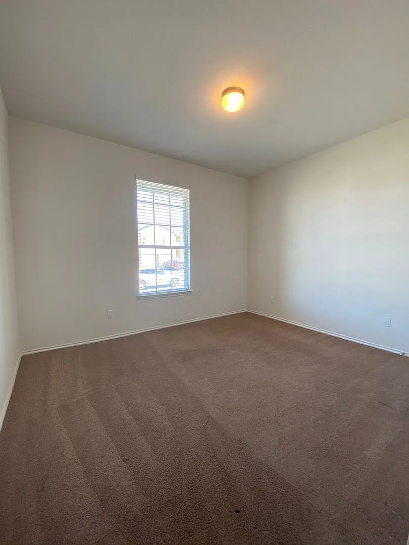 Need space? Huge 2 story home in Trimmier Estates! — Photo 3