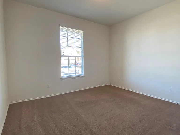 408 E Vega Ln — Photo 3