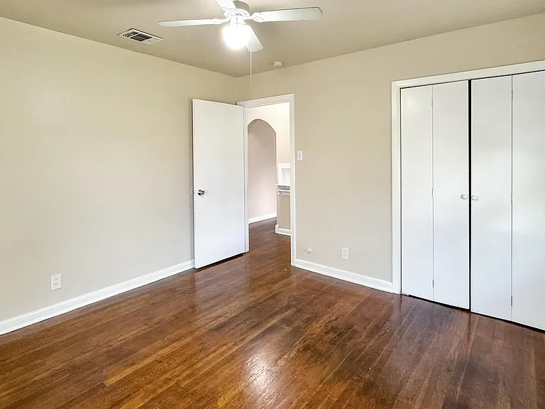 350 Storeywood Dr — Photo 2