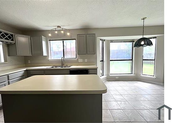 4th image of 917 Blewitt Dr
