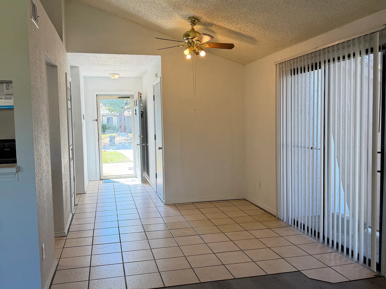 3 bed, 1.5 bath, 1300 sqft, $1,700 — Photo 2