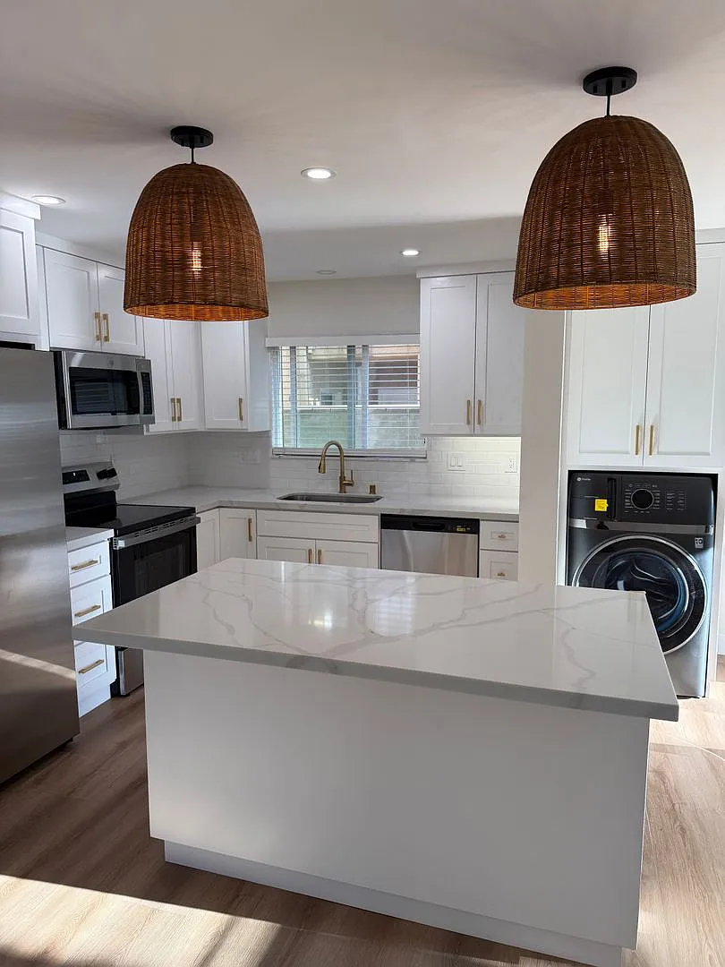 1 and 2 bedrooms in the heart of university heights! — Photo 3