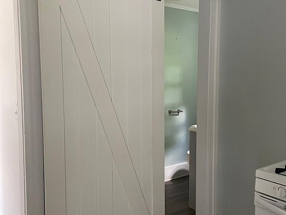 4th image of 18 Bank St #1