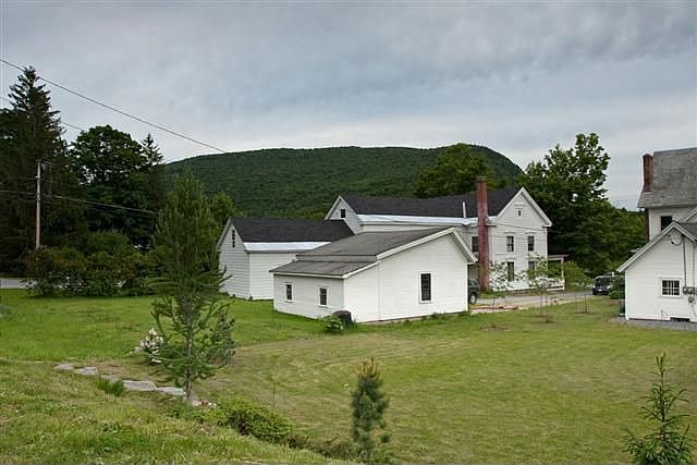 SPACIOUS BACK YARD