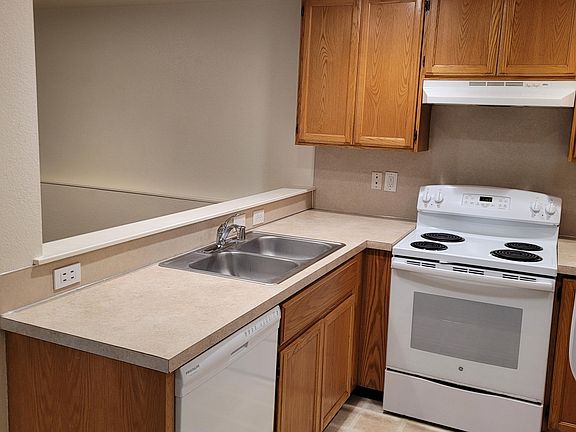 3rd image of 613 S Oakes St APT 1