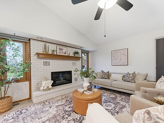 3rd image of 1933 N Pleasantview Cir