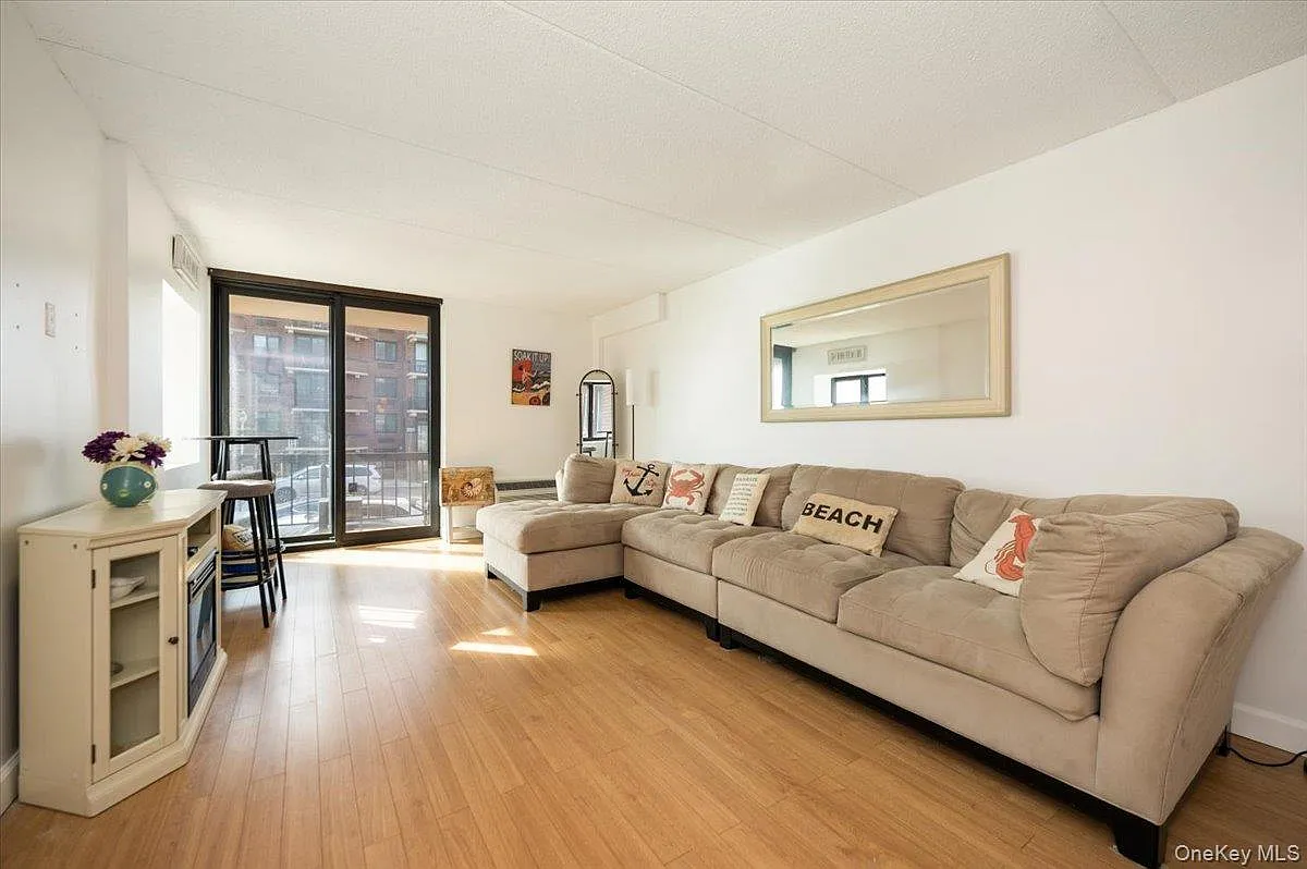 2 bed, 2.0 bath, 1063 sqft, $4,200 — Photo 4