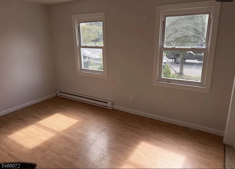 820 E Hazelwood Ave — Photo 3