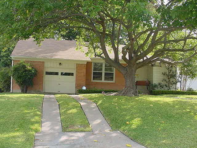 Front view including the garage